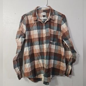Universal Thread Men's Multicolor Plaid Button Up Long Sleeve Shirt. Relaxed Fit